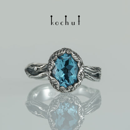 Quelle des Lebens — Ring aus oxidiertem Silber mit Topas