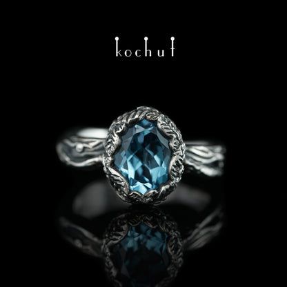 Quelle des Lebens — Ring aus oxidiertem Silber mit Topas