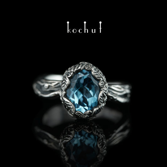 Quelle des Lebens — Ring aus oxidiertem Silber mit Topas