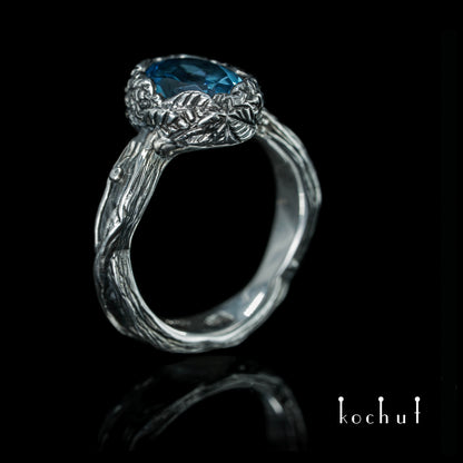 Quelle des Lebens — Ring aus oxidiertem Silber mit Topas