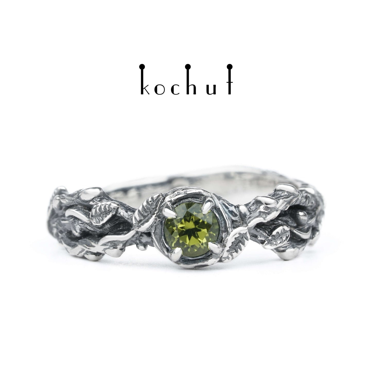 Sprossen — Ring aus oxidiertem Silber mit Chrysolith