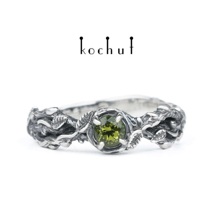 Sprossen — Ring aus oxidiertem Silber mit Chrysolith