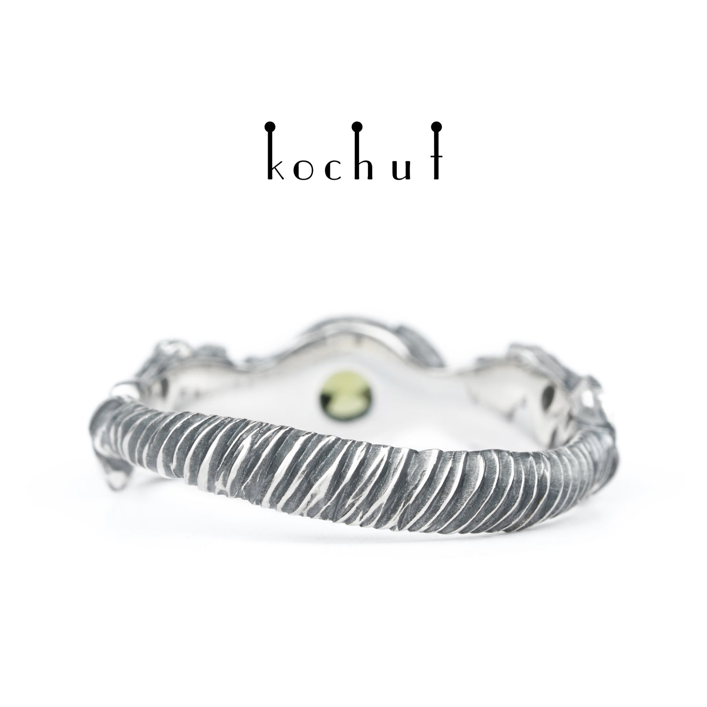 Sprossen — Ring aus oxidiertem Silber mit Chrysolith