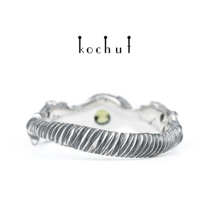Sprossen — Ring aus oxidiertem Silber mit Chrysolith
