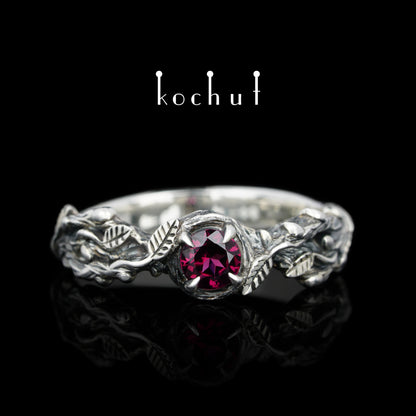 Sprossen — Ring aus oxidiertem Silber mit Rhodolith-Granat