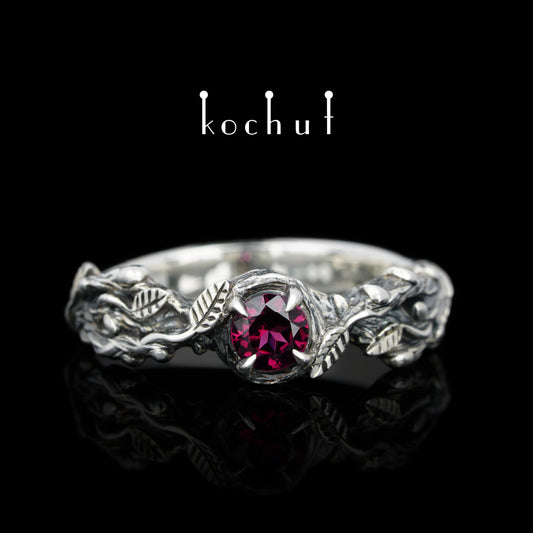 Sprossen — Ring aus oxidiertem Silber mit Rhodolith-Granat