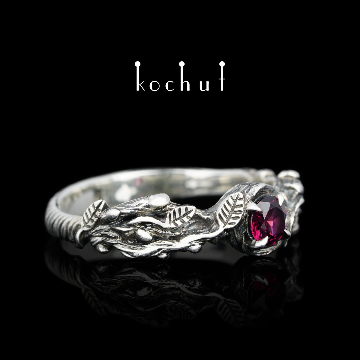 Sprossen — Ring aus oxidiertem Silber mit Rhodolith-Granat