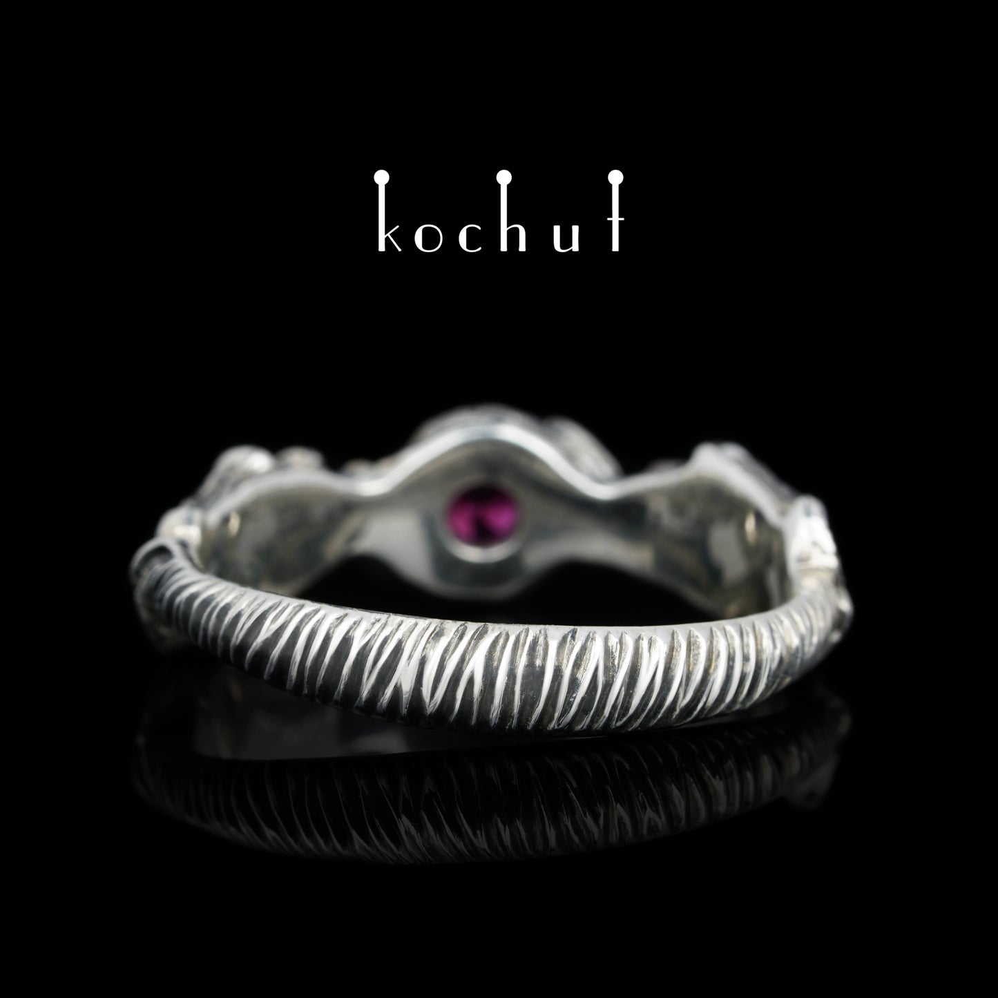 Sprossen — Ring aus oxidiertem Silber mit Rhodolith-Granat