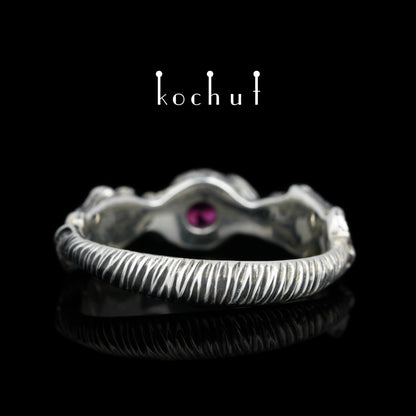 Sprossen — Ring aus oxidiertem Silber mit Rhodolith-Granat