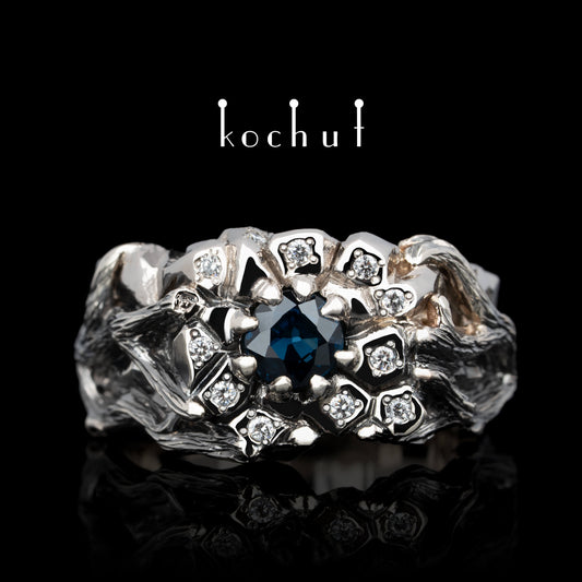 Dominator — Ring aus Palladium und Weißgold mit Diamanten und Saphir, beschichtet mit schwarzem Rhodium