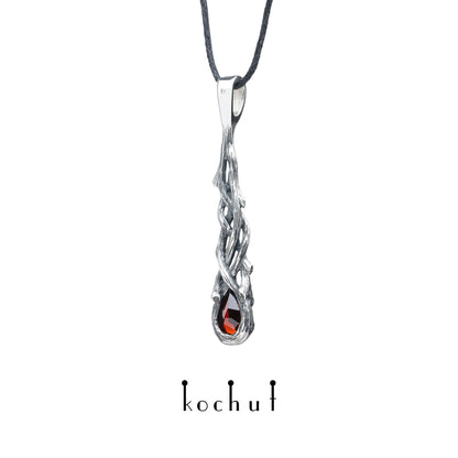 Galadriel — Anhänger aus oxidiertem Silber mit Granat