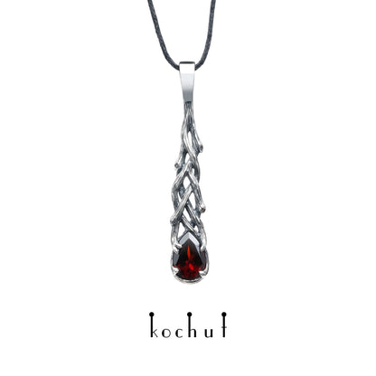 Galadriel — Anhänger aus oxidiertem Silber mit Granat