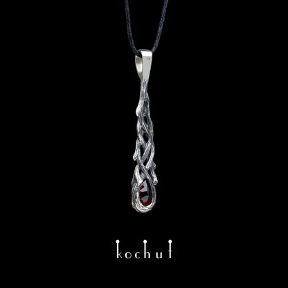 Galadriel — Anhänger aus oxidiertem Silber mit Granat