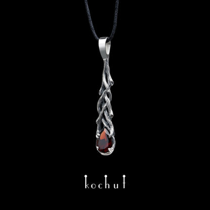 Galadriel — Anhänger aus oxidiertem Silber mit Granat