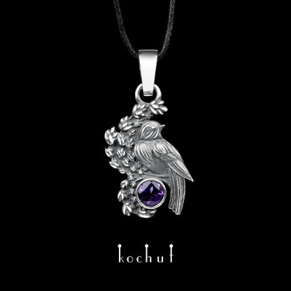 Vogel auf einem Lavendelzweig — Anhänger aus oxidiertem Silber mit Amethyst