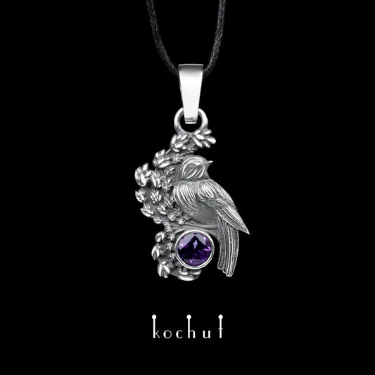 Vogel auf einem Lavendelzweig — Anhänger aus oxidiertem Silber mit Amethyst