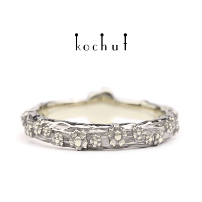Vergissmeinnicht — Ring aus Weißgold mit Smaragd und schwarzem Rhodium überzogen