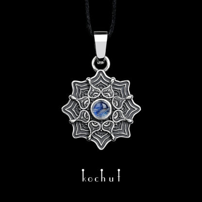 Mandala — Anhänger aus oxidiertem Silber mit Mondstein