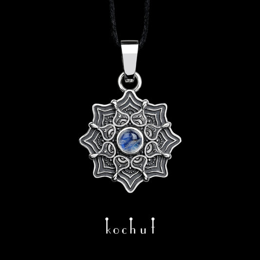 Mandala — Anhänger aus oxidiertem Silber mit Mondstein