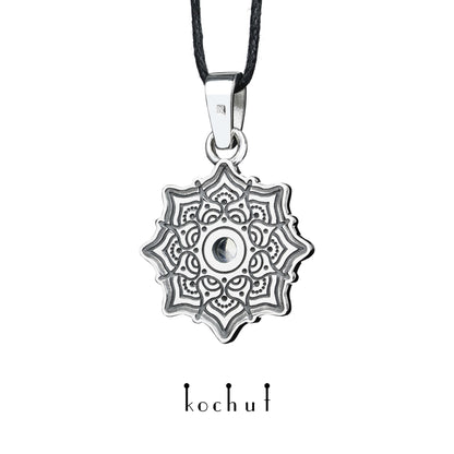Mandala — Anhänger aus oxidiertem Silber mit Mondstein