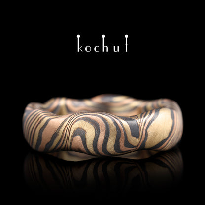 Waves — Mokume-Ehering aus Rotgold, Gelbgold sowie graviertem und oxidiertem Silber