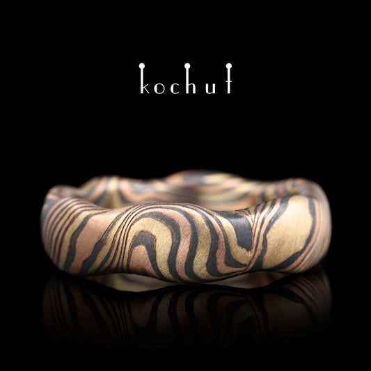 Waves — Mokume-Ehering aus Rotgold, Gelbgold sowie graviertem und oxidiertem Silber