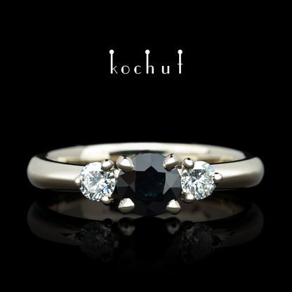 Athena — Verlobungsring aus Weißgold mit Saphir und Diamanten