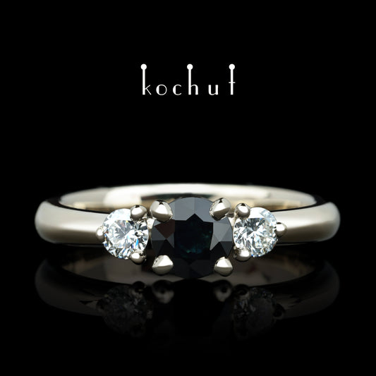 Athena — Verlobungsring aus Weißgold mit Saphir und Diamanten