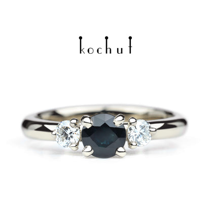 Athena — Verlobungsring aus Weißgold mit Saphir und Diamanten