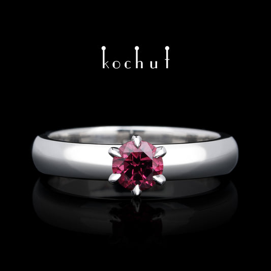 Persephone — Silber-Verlobungsring mit Rhodolith-Granat, beschichtet mit weißem Rhodium