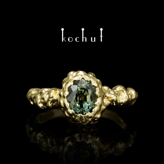 Schmelzpunkt — Ring aus Gelbgold mit einem grünen Saphir