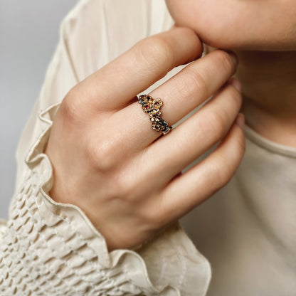 Blumenkrone — Ring aus oxidiertem Silber mit Vergoldung und Rubinen