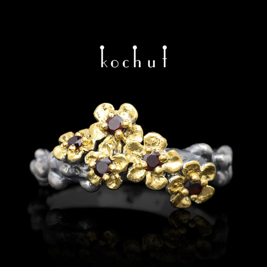 Florale Tiara — Ring aus oxidiertem Silber mit Granaten und Vergoldung