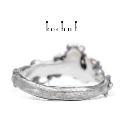 Florale Tiara — Ring aus oxidiertem Silber mit Granaten und Vergoldung
