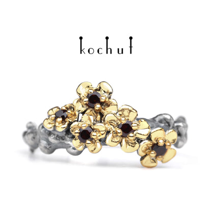 Florale Tiara — Ring aus oxidiertem Silber mit Granaten und Vergoldung