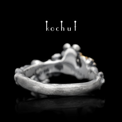 Florale Tiara — Ring aus oxidiertem Silber mit Granaten und Vergoldung