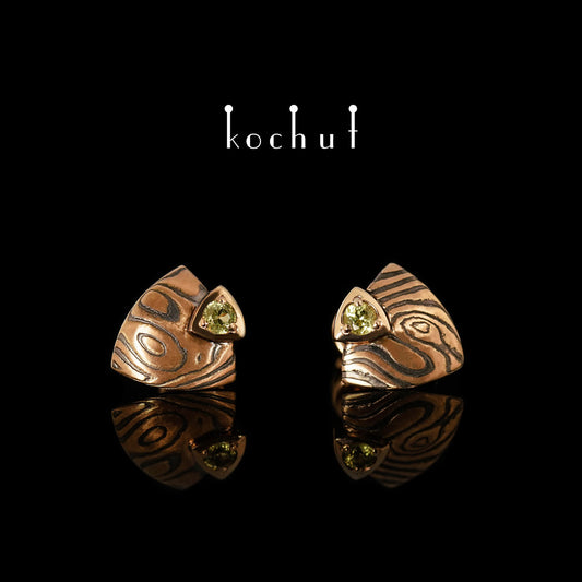 Seiche — Mokume-Ohrringe aus Rotgold und graviertem sowie oxidiertem Silber mit Chrysolithen