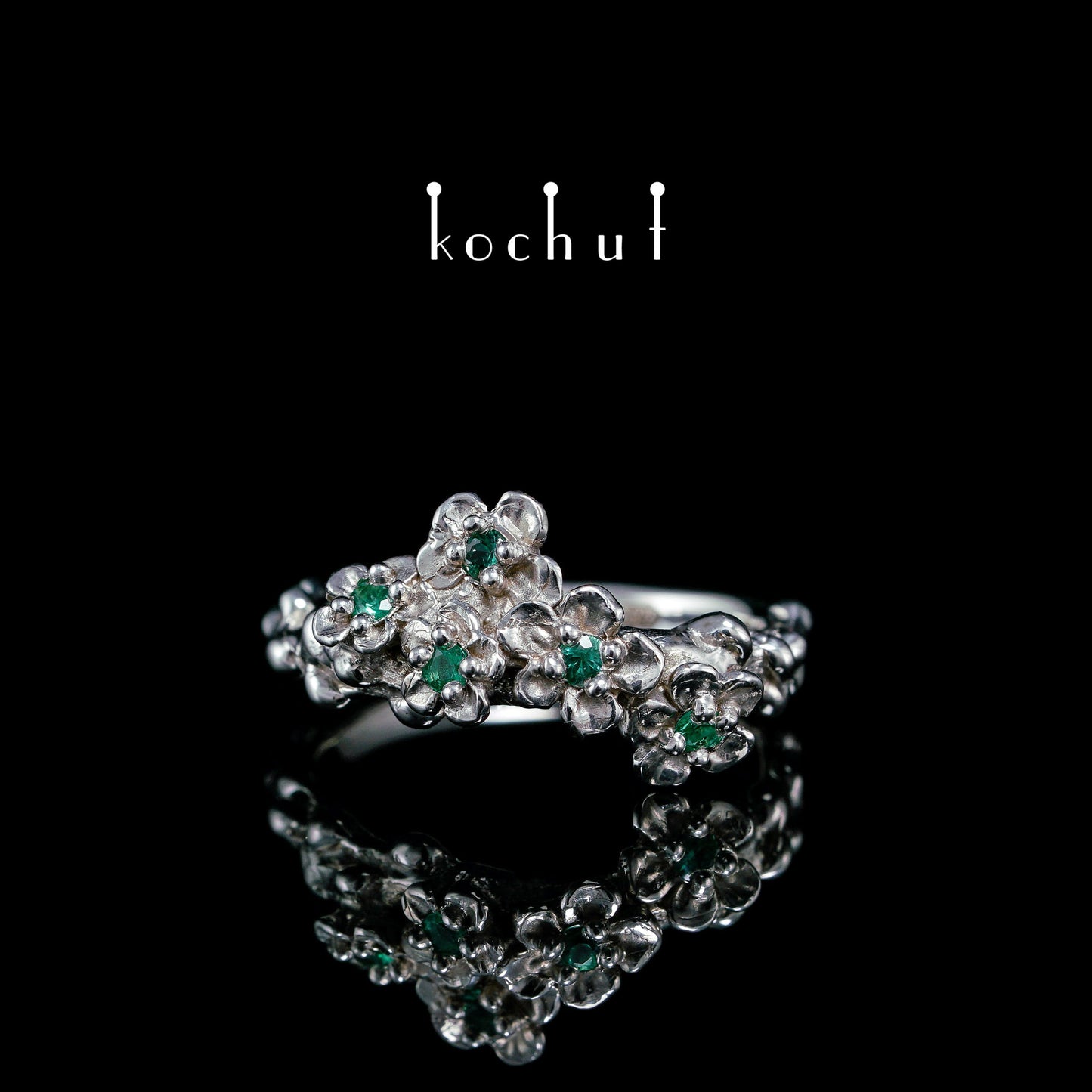 Florale Tiara — silberner Ring mit Smaragden, überzogen mit weißem Rhodium