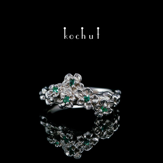 Florale Tiara — silberner Ring mit Smaragden, überzogen mit weißem Rhodium