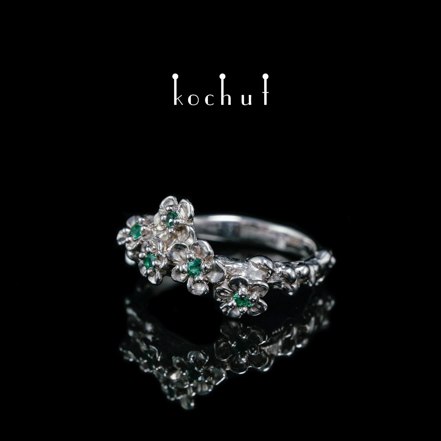 Florale Tiara — silberner Ring mit Smaragden, überzogen mit weißem Rhodium