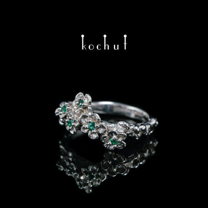 Florale Tiara — silberner Ring mit Smaragden, überzogen mit weißem Rhodium