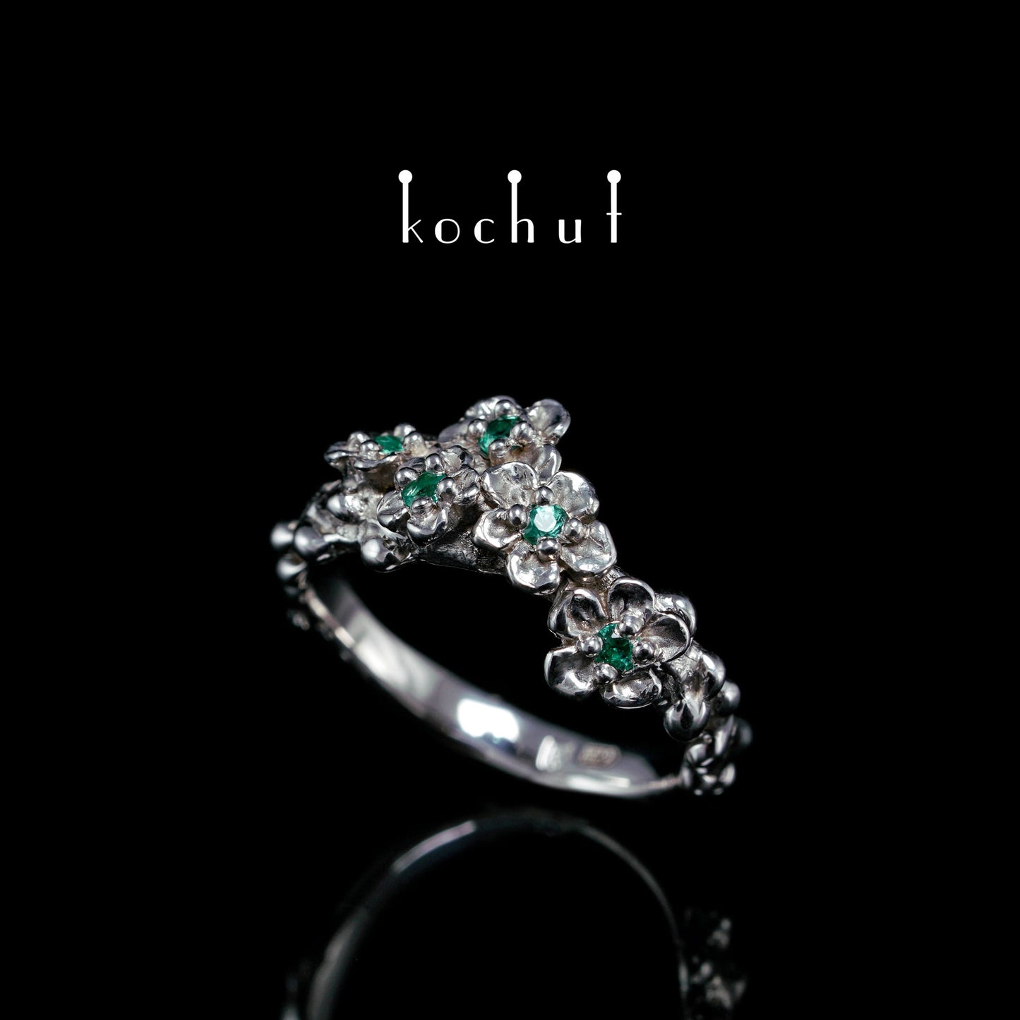 Florale Tiara — silberner Ring mit Smaragden, überzogen mit weißem Rhodium
