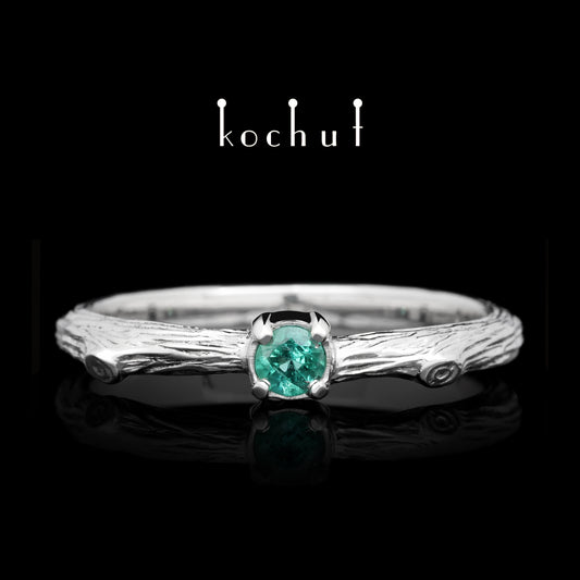 Zartes Zweig — silberner Ring mit Smaragd, überzogen mit weißem Rhodium