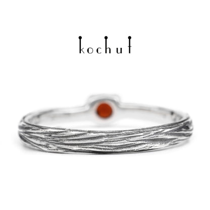 Zartes Zweig — Ring aus oxidiertem Silber mit Granat