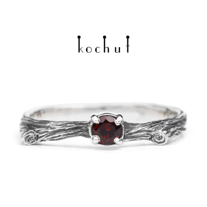 Zartes Zweig — Ring aus oxidiertem Silber mit Granat