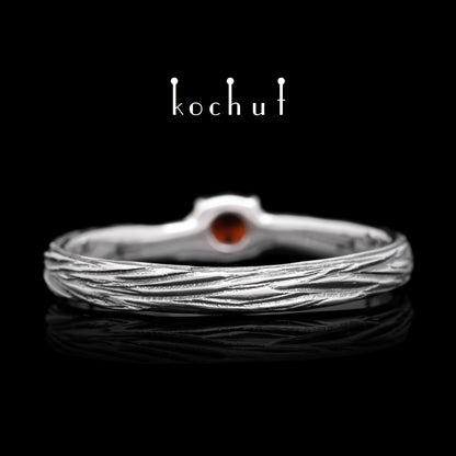 Zartes Zweig — Ring aus oxidiertem Silber mit Granat