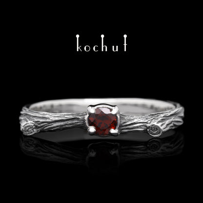 Zartes Zweig — Ring aus oxidiertem Silber mit Granat