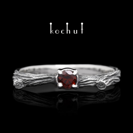 Zartes Zweig — Ring aus oxidiertem Silber mit Granat