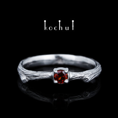 Zartes Zweig — ein silberner Ring mit Weißrhodium und einem Granat