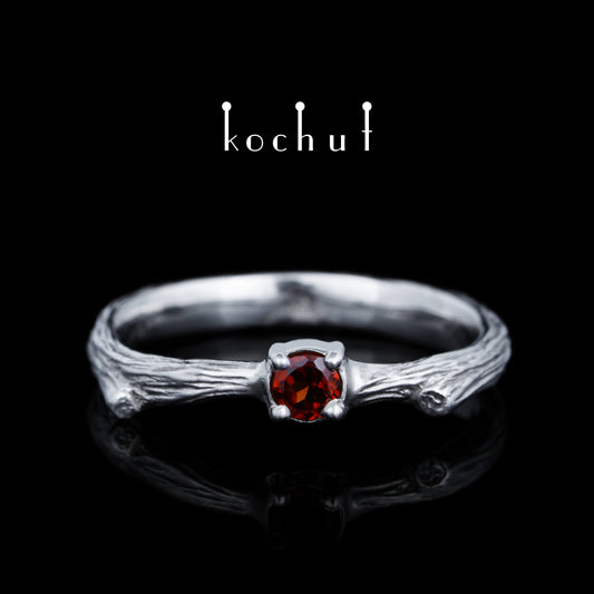 Zartes Zweig — ein silberner Ring mit Weißrhodium und einem Granat